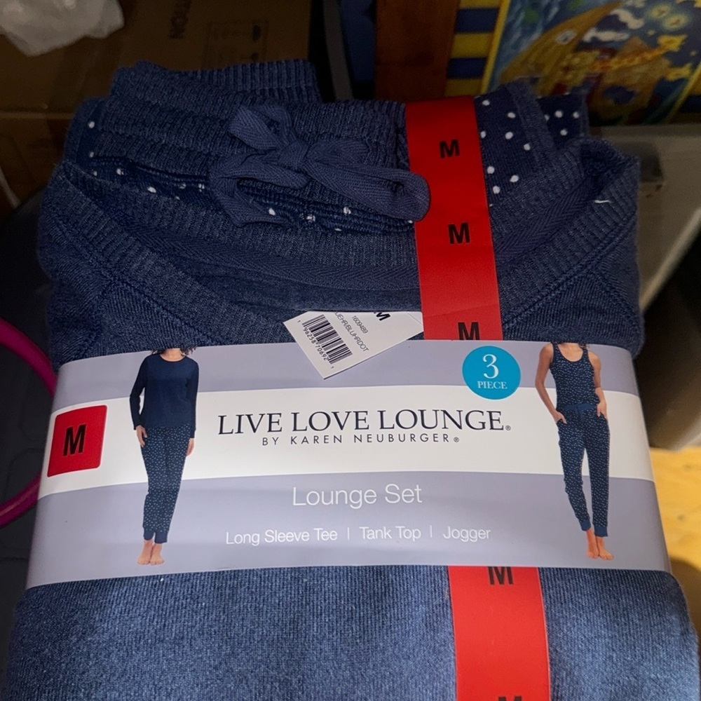 BRAND NEW WOMEBS LOUNGE SET SIZE MEDIUM FOR SALE NICE FOR HOLIDAY SEASON - Picture 1 of 6